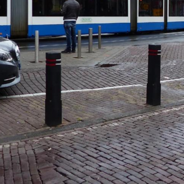 Composiet parkeerpaal zwart met diamantkop en wit-rode reflectie omgeving
