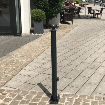 Neerklapbare parkeerpaal 60 mm met bolvormige kop en driekantslot omgeving