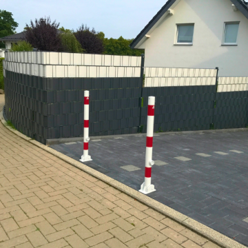 Neerklapbare parkeerpaal 60 mm wit rood met driekantslot omgeving