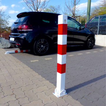 Neerklapbare parkeerpaal 70x70 mm wit rood  met cilinderslot omgeving