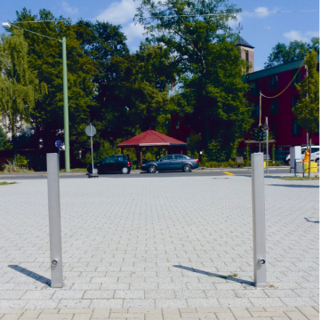 Neerklapbare parkeerpaal rvs 70x70 mm met cilinderslot omgeving 0
