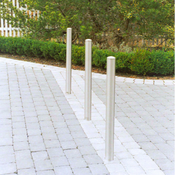 Neerklapbare parkeerpaal rvs 76 mm met cilinderslot omgeving