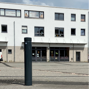 Uitneembare parkeerpaal 60 mm met vlakke kop en driekantslot omgeving