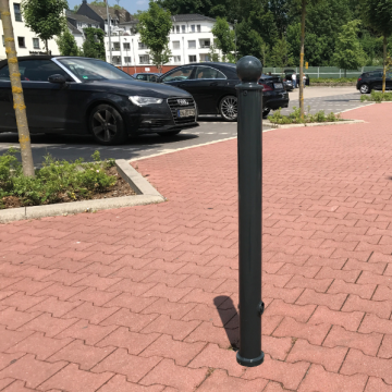 Uitneembare parkeerpaal 60 mm ral met bolvormige kop en cilinderslot omgeving