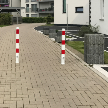 Uitneembare parkeerpaal 70x70 mm wit rood met cilinderslot omgeving