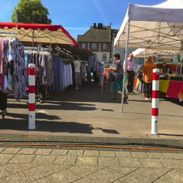 Uitneembare parkeerpaal 89 mm wit rood met driekantslot omgeving