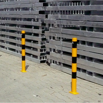 Vaste parkeerpaal 60 mm geel zwart met voetplaat verankering omgeving