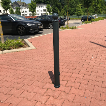 Vaste parkeerpaal 76 mm met bolvormige kop en voetplaat verankering omgeving