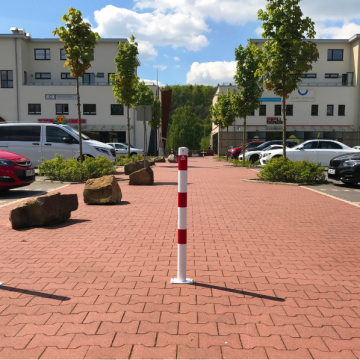Vaste parkeerpaal 76 mm wit rood met voetplaat verankering omgeving
