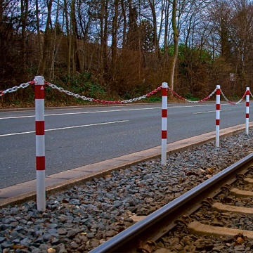 Vaste parkeerpaal 102 mm wit rood om te betonneren omgeving