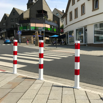 Vaste parkeerpaal 70x70 mm wit rood met voetplaat verankering omgeving