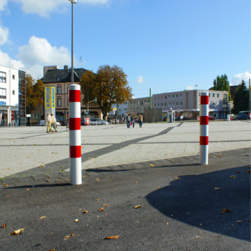 Vaste parkeerpaal 102 mm wit rood met voetplaat verankering omgeving