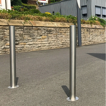 Vaste parkeerpaal rvs 60 mm met voetplaat verankering omgeving